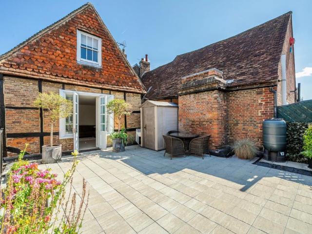 Flat for sale in Fole, Surrey