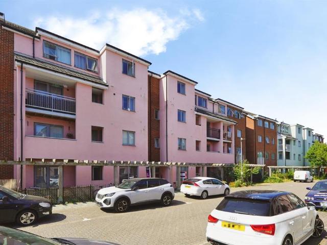 Flat for sale in Willesborough, Bridgefield