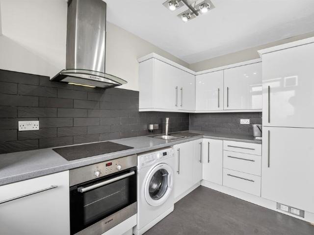 Flat for sale in Southfields, Greater London
