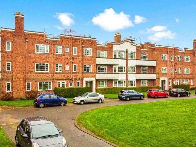 Flat for sale in Clarendon Park, Leicester