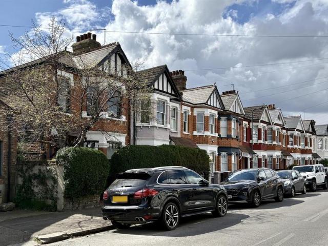 Flat for sale in Brondesbury, Greater London