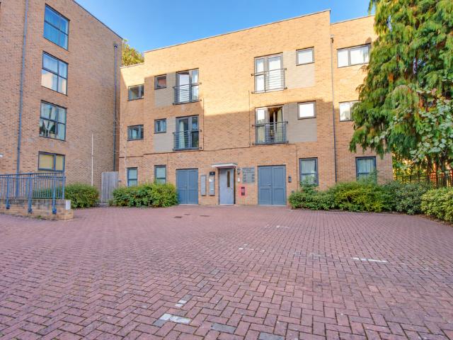 Flat for sale in Thornhill, Southampton