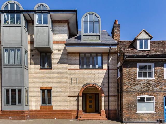 Flat for sale in St Albans, Five Acres