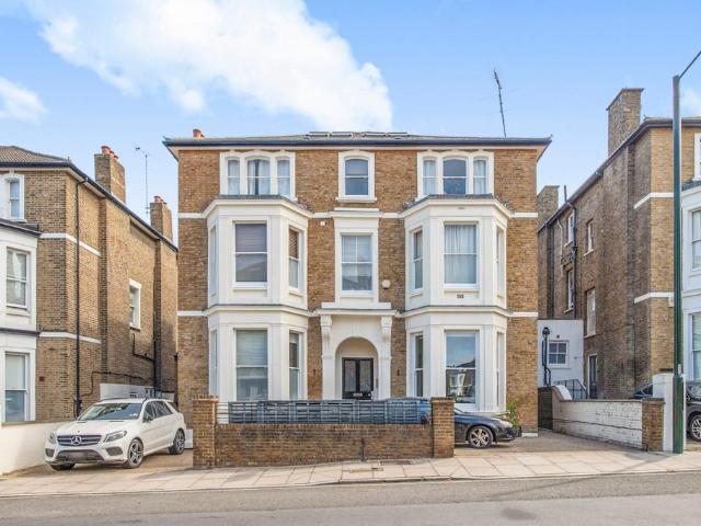 Flat for sale in North Sheen, Greater London