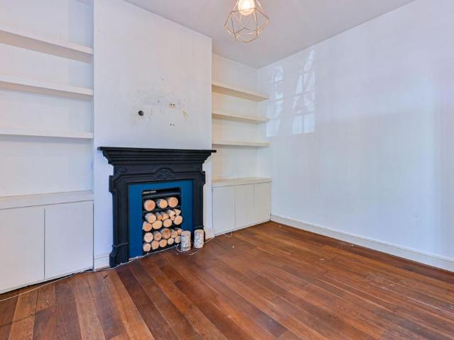 Flat for sale in Fulham, Greater London
