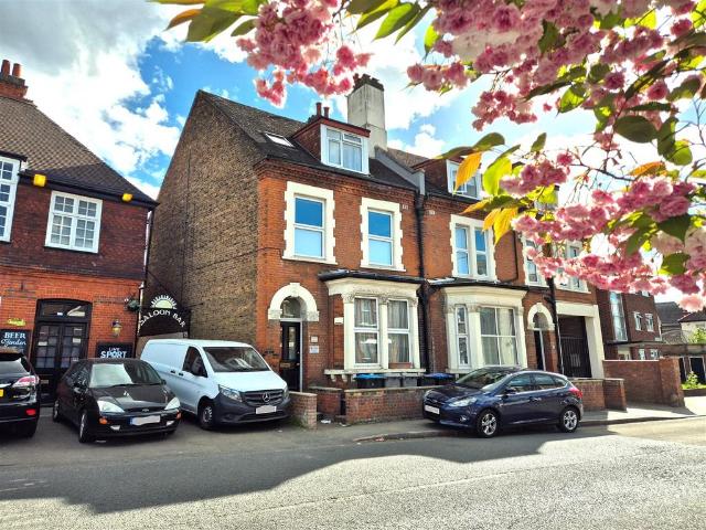 Flat for sale in Brondesbury, Greater London