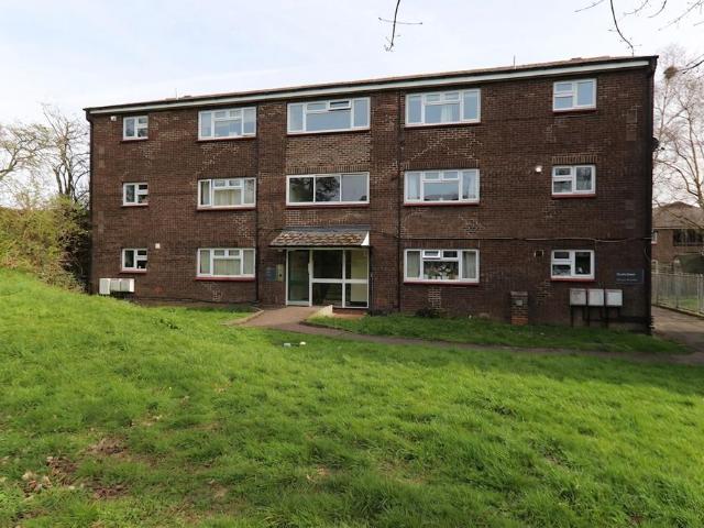 Flat for sale in The Cedars Estate, Batchworth