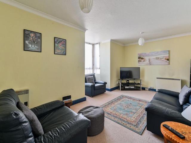Flat for sale in Clapham Junction, Greater London