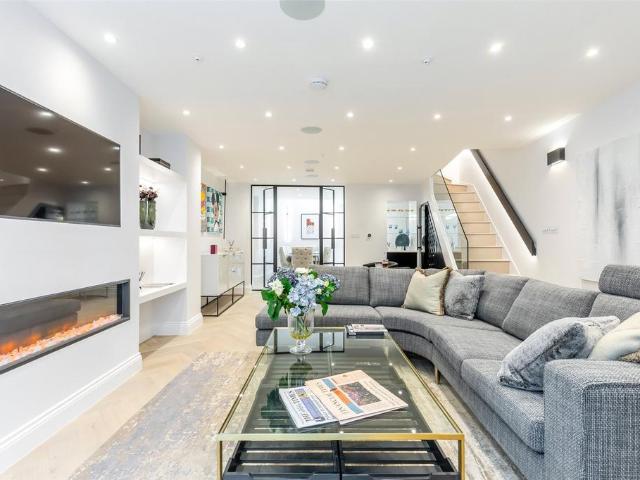 Flat for sale in Royal Borough of Kensington and Chelsea, Greater London