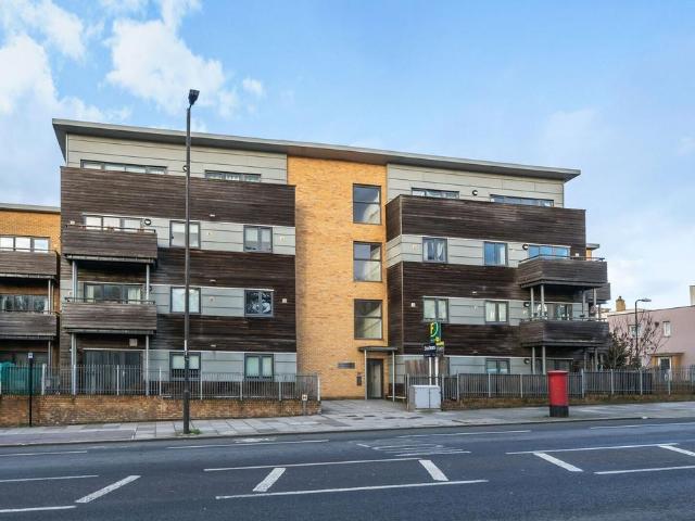 Flat for sale in Charlton, Greater London