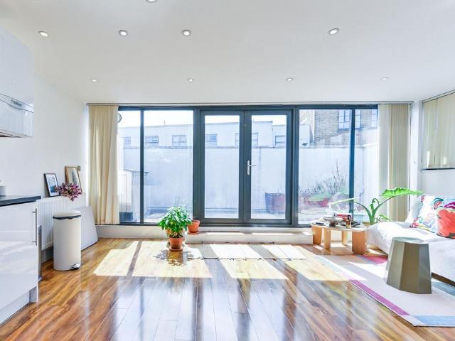 Flat for sale in Kentish Town, Greater London