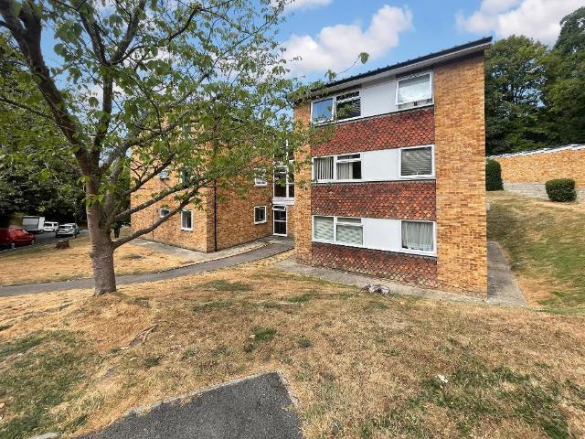 Flat for sale in Hillview, Surrey