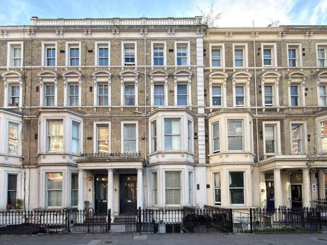 Flat for sale in Earl's Court, Greater London