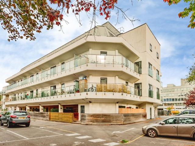 Flat for sale in Three Bridges, Crawley