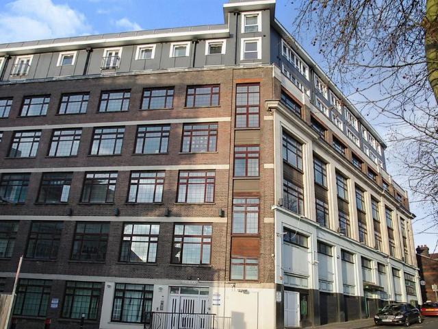 Flat for sale in Spring Park, Luton