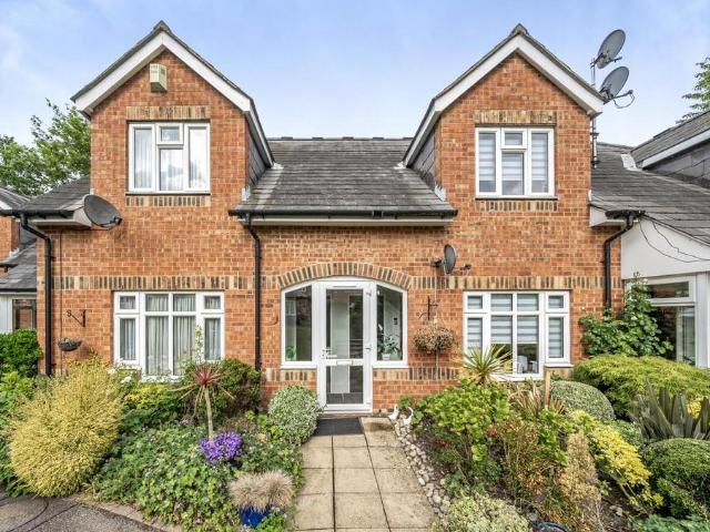 Flat for sale in Little Stanmore, Greater London