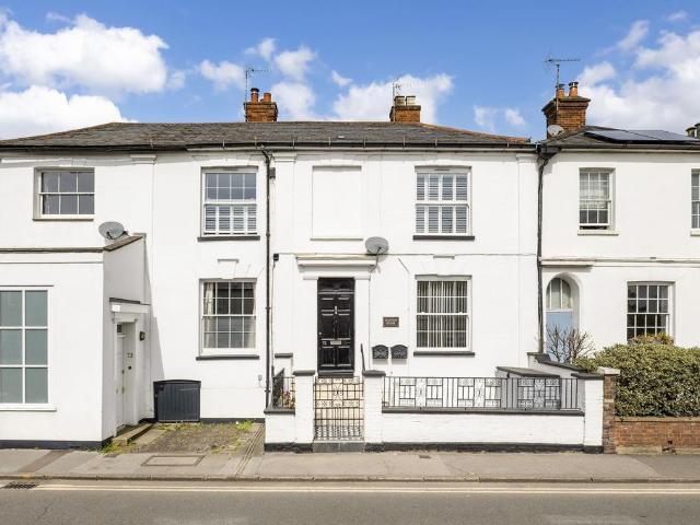 Flat for sale in Fole, Surrey