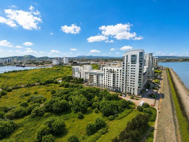 Flat for sale in Newhaven, Leith