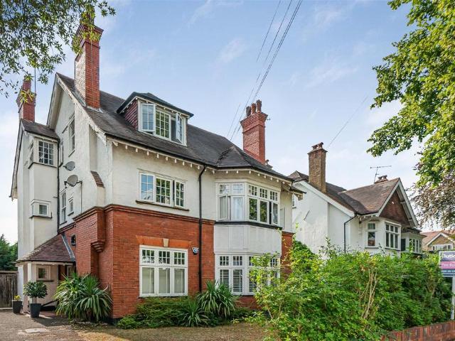 Flat for sale in Carshalton Beeches, Greater London