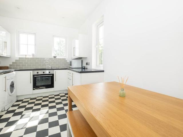 Flat for sale in Earlsfield, Greater London