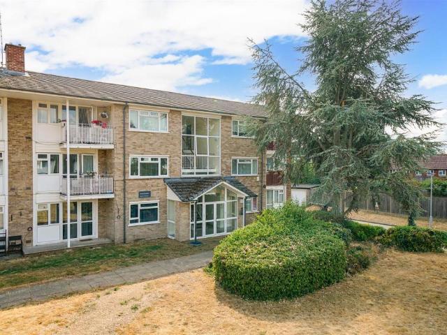 Flat for sale in Batchworth, Hertfordshire