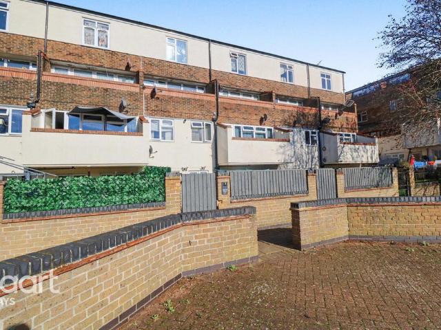 Flat for sale in Purfleet, Essex