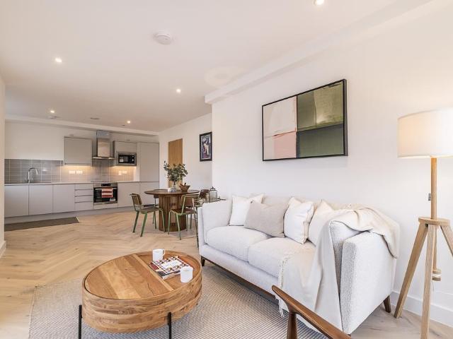 Flat for sale in Clapham Junction, Greater London