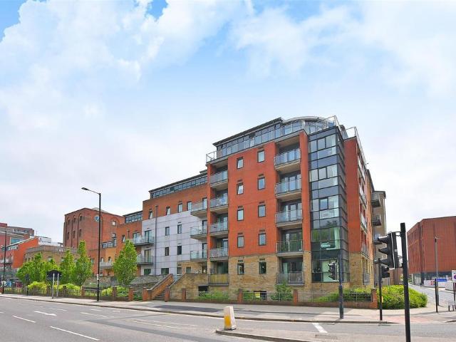 Flat for sale in Broomfield, South Yorkshire