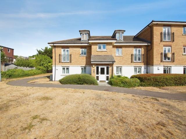 Flat for sale in Oakwood, Greater London