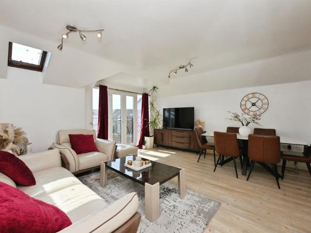 Flat for sale in Broxbourne, Hertfordshire