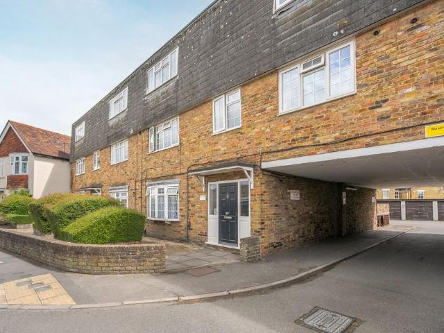 Flat for sale in Clewer Village, Windsor