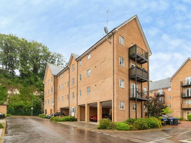 Flat for sale in Hertford, Colliers End