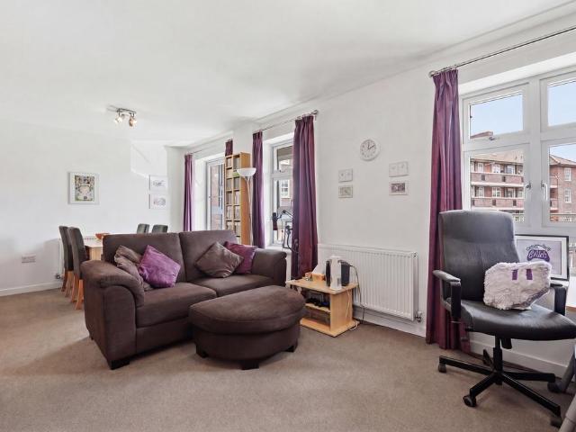 Flat for sale in Bromley-by-Bow, Poplar Grove