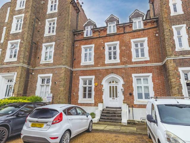 Flat for sale in Slough
