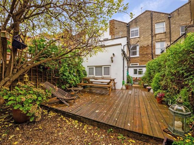 Flat for sale in Holloway, Greater London