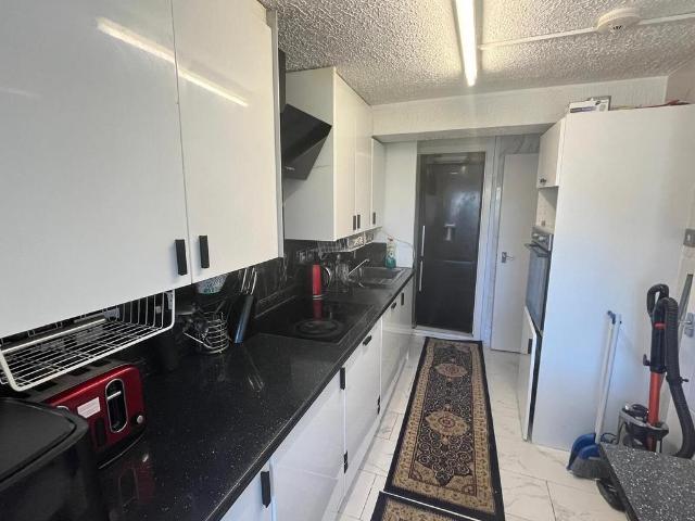 Flat for sale in London Borough of Ealing, Perivale