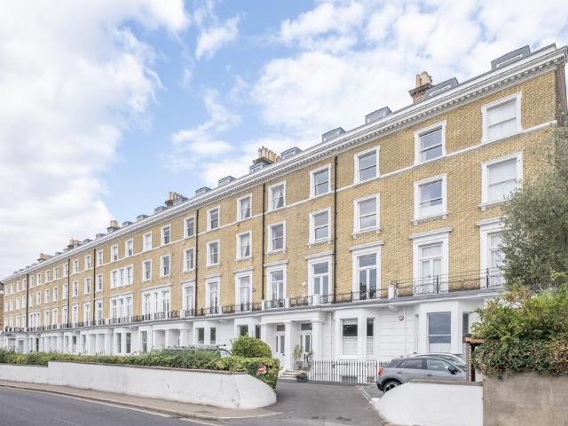Flat for sale in Petersham, Greater London