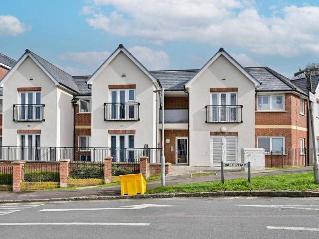 Flat for sale in Connaught Park, Bushey