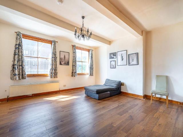 Flat for sale in North Kensington, Greater London