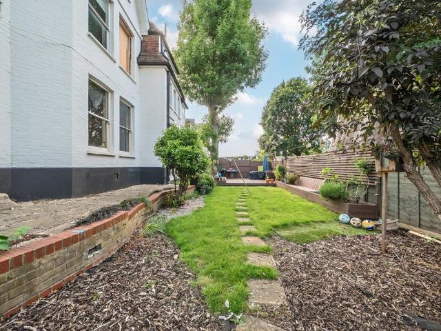 Flat for sale in Streatham, Greater London