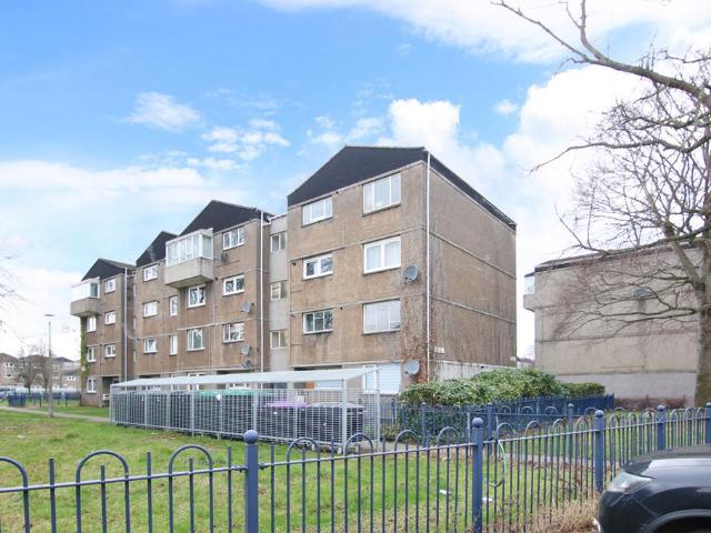 Flat for sale in Stenhouse, Scotland