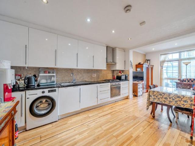 Flat for sale in London Borough of Merton, Raynes Park
