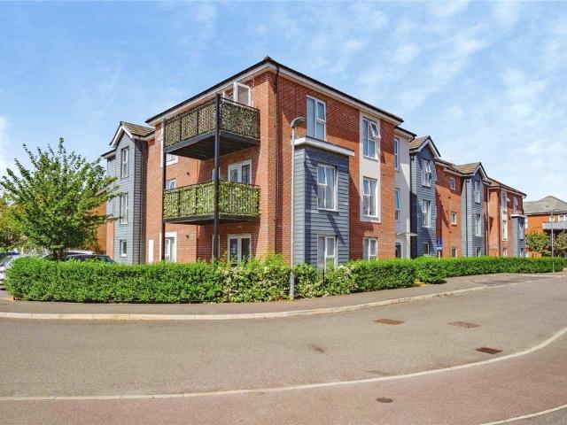 Flat for sale in Dunstable, Bedfordshire