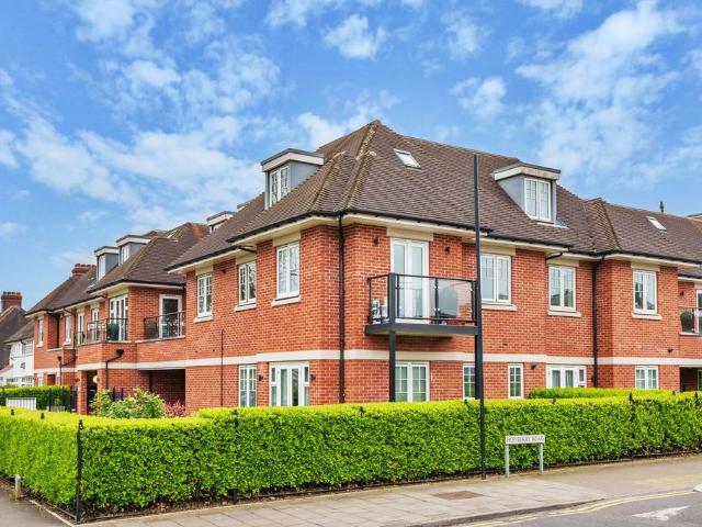 Flat for sale in Little Stanmore, Greater London