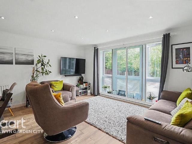 Flat for sale in Hatfield, Fretherne