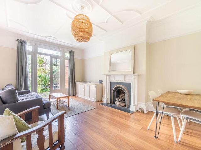 Flat for sale in Cricklewood, Greater London