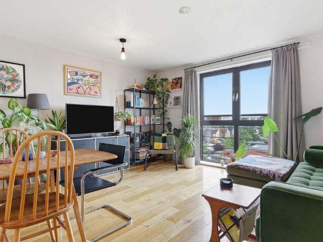 Flat for sale in Leyton, Greater London