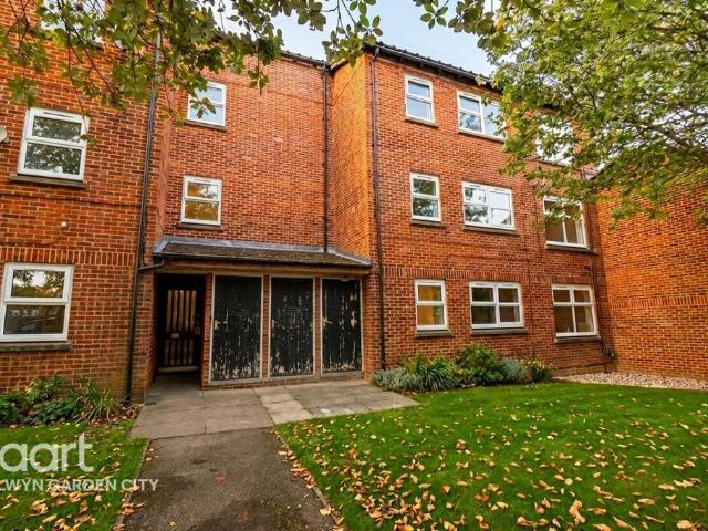 Flat for sale in Fretherne, Hertfordshire