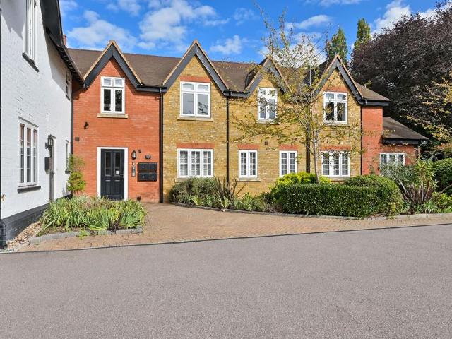 Flat for sale in Hunton Bridge, Three Rivers