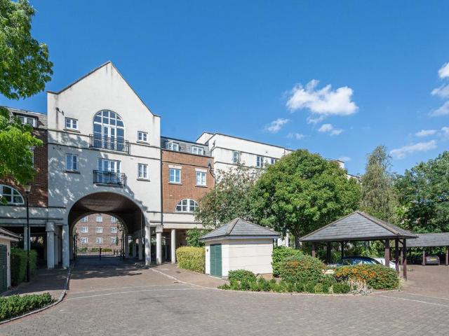 Flat for sale in Herne Hill, Greater London